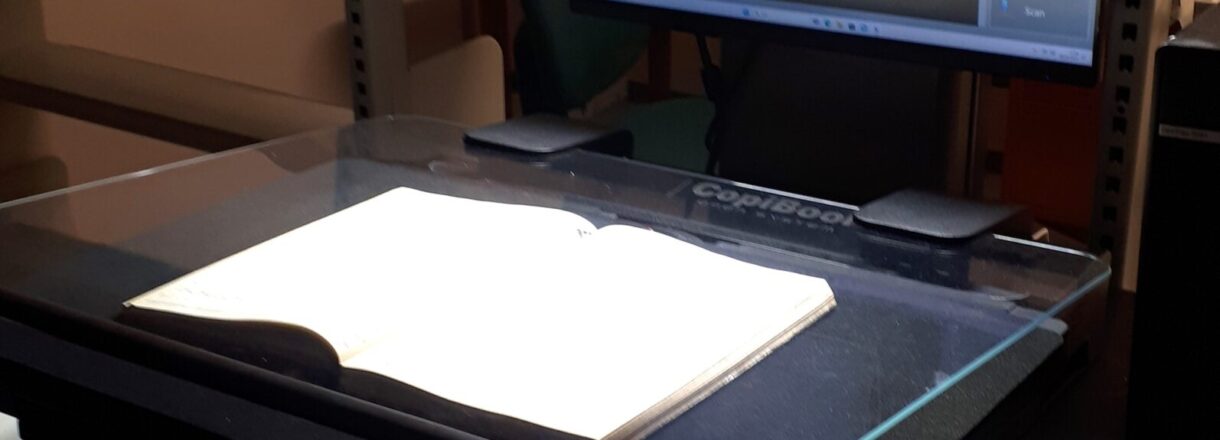 Digitalisering av dekksdagbok i biblioteket.